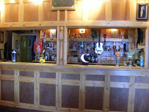 道格拉斯特里维廉住宿加早餐旅馆的一个带木制台面的大酒吧
