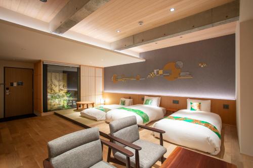 Hotel Legasta Kyoto Higashiyama Sanjo客房内的一张或多张床位