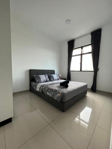 哥打丁宜Desaru Utama Residance Aisy Homestay的一间卧室设有一张床和一个窗口
