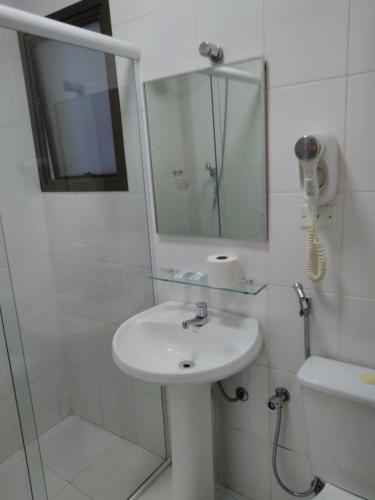 圣保罗Hotel Paris的一间带水槽、淋浴和镜子的浴室