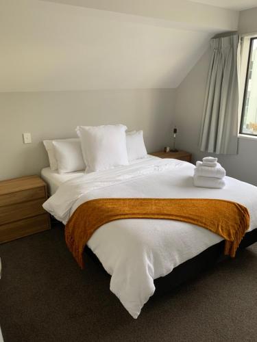 基督城Stylish Oasis in central city的卧室配有一张带白色床单和枕头的大床。