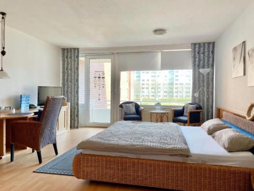 库克斯港Trafalgar Apartment 133的一间卧室配有一张床、一张书桌和一个窗户。