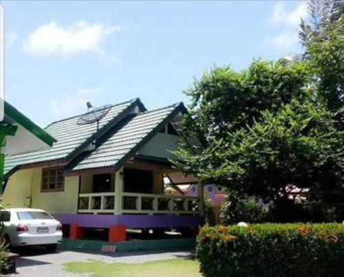 Ban Pak Namบ้านสุขกมลแววดาวบ้านเดี่ยว1ห้องนอน的屋顶上有一个太阳能屋顶的房子