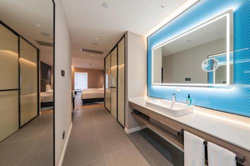 上海世博中心智选假日酒店的一间浴室