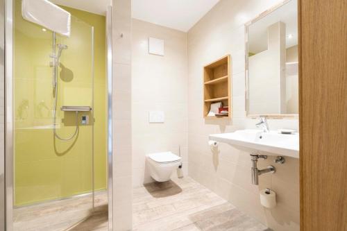 梅默尔斯多夫Hotel Brauerei Gasthof Höhn的浴室配有卫生间、盥洗盆和淋浴。