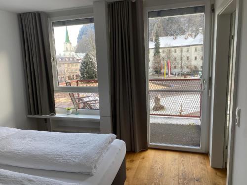 霍恩埃姆斯Zimmer & Appartements am Schloßplatz的一间卧室设有一张床和一个大窗户