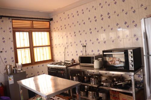 金贾Jusvero Motel的厨房配有炉灶和微波炉。
