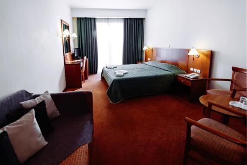 雅典米兰贝洛酒店客房内的一张或多张床位