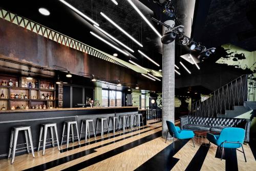 汉堡汉堡创造者旅舍的餐厅设有酒吧,配有蓝色椅子和柜台