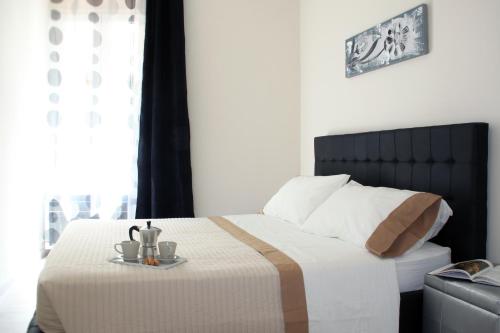 佛罗伦萨圣安特尼诺公寓的一间卧室配有一张床,上面有托盘