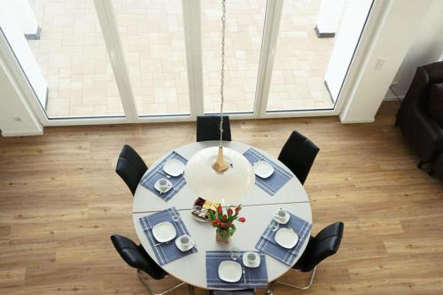 特伦特Villa Silbermöwe的一间带桌子和黑色椅子的用餐室
