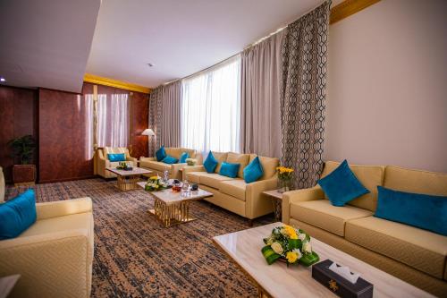 奈季兰Le Park Concord Hotel & Resident Najran的带沙发和蓝色枕头的客厅