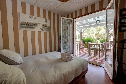 拉卡诺la Varangue的一间卧室配有一张床,庭院配有桌子