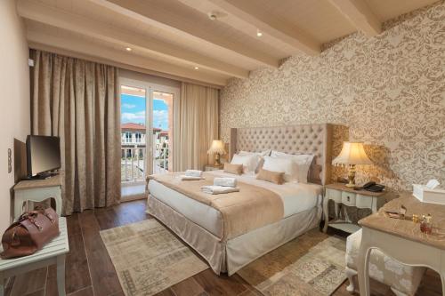 米斯特拉斯Kyniska Palace Conference & Spa的一间卧室设有一张大床和一个大窗户
