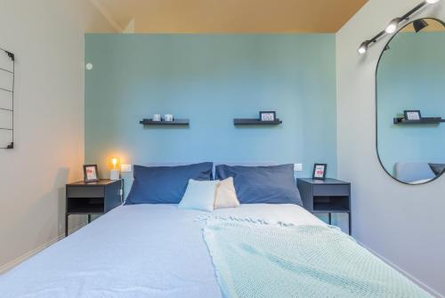都灵Top Living Apartments - Torino Centro的一间卧室,配有一张蓝色灯床
