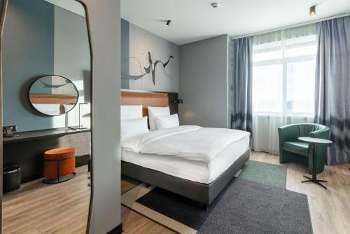 柏林TITANIC Comfort Kurfürstendamm的酒店客房,配有床和镜子
