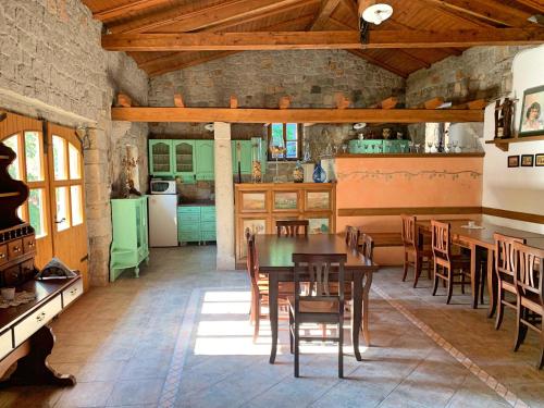 TomajŠkerlj Wine Estate的厨房以及带桌椅的用餐室。