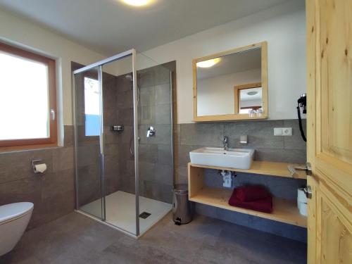 布列瑟农Zimmererhof的带淋浴、盥洗盆和卫生间的浴室