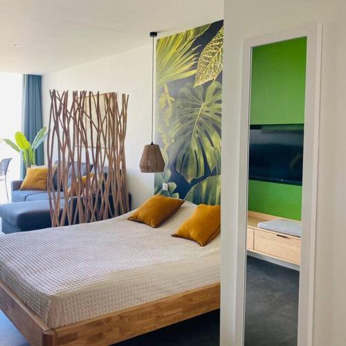 Anse Marcel Studio tropical, beautifully renovated, sea view的一间卧室配有一张带黄色枕头的床
