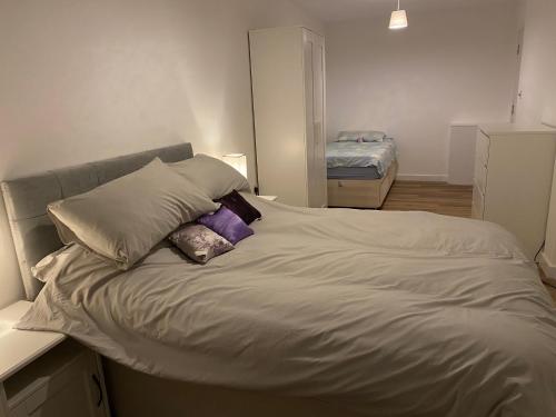 SouthwickAdorable One-Bedroom Flat With Patio Garden.的卧室内的一张带枕头的床