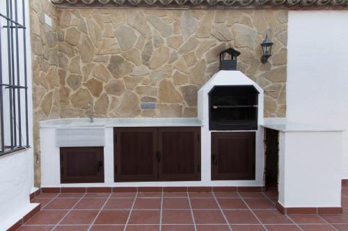 丰特-德彼德拉Casa Rural Aire的一个带水槽和石墙的厨房