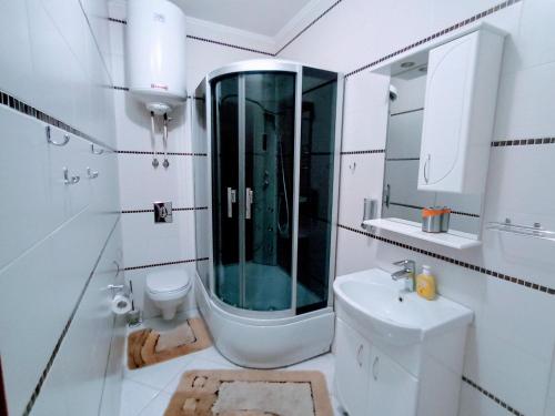 哈尔科夫Апартаменты в двух шагах от метро的白色的浴室设有水槽和卫生间。