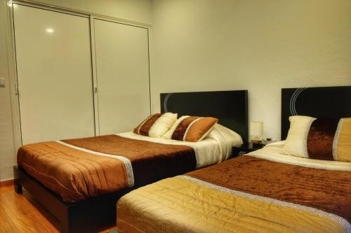 富尔纳斯Vale dos Encantos的一间酒店客房,房间内设有两张床