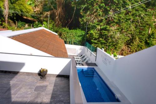 富尔纳斯Vale dos Encantos的屋顶上的游泳池