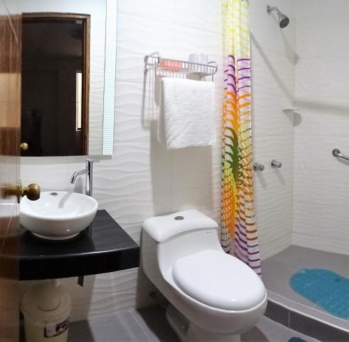 利马热情旅馆的浴室配有卫生间、盥洗盆和淋浴。