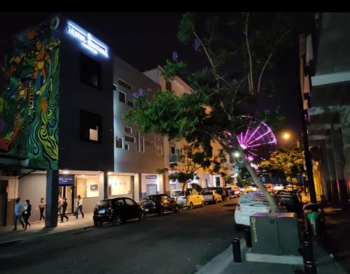 瓜亚基尔HOTEL BOUTIQUE PANAMÁ的街道上,夜间有车辆停放的城市街道