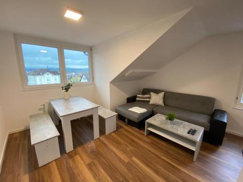 阿尔邦Apartment Säntisblick in Arbon von Swisspartments的客厅配有沙发和桌子