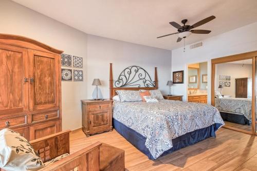 佩尼亚斯科港岩点索诺兰度假公寓式酒店的一间卧室配有一张床和吊扇