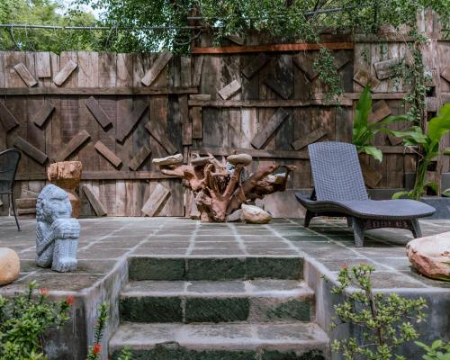 锡瓦塔塔内霍Zihuatanejo studio的一个带长凳和围栏的花园