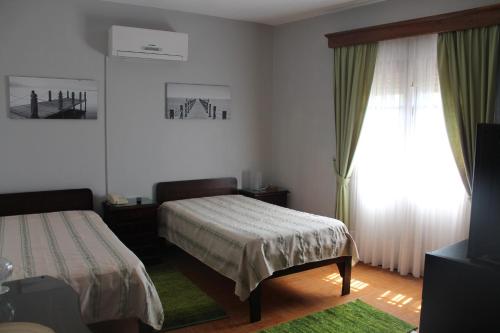 波瓦迪拉尼奥苏阿巴餐厅旅馆的一间卧室设有两张床和大窗户