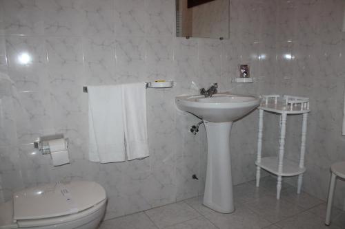 波瓦迪拉尼奥苏阿巴餐厅旅馆的白色的浴室设有水槽和卫生间。