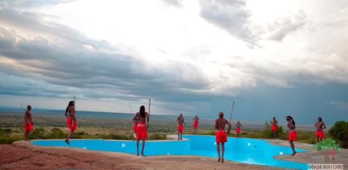 凯科罗克欧达博弈马拉营地豪华帐篷旅馆的一群人站在游泳池周围