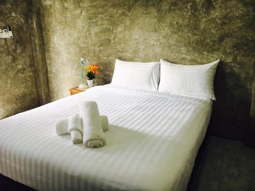 高兰Lanta smile inn的一张白色的床,上面有两条毛巾