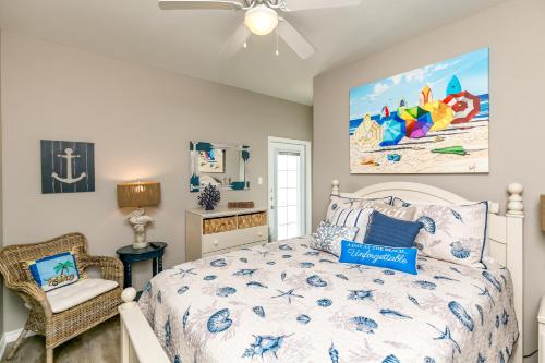 科珀斯克里斯蒂Crab Shack的一间卧室配有一张床和吊扇