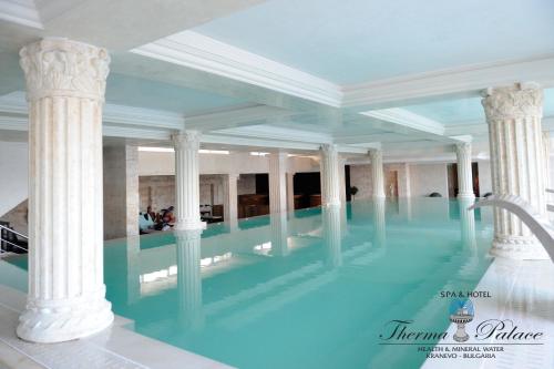 克兰内沃Therma Palace - Mineral Pool & SPA的一座建筑中带柱子的大型游泳池