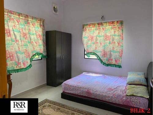 Tanjung KarangR & R HOMESTAY的一间卧室配有床和两个带窗帘的窗户