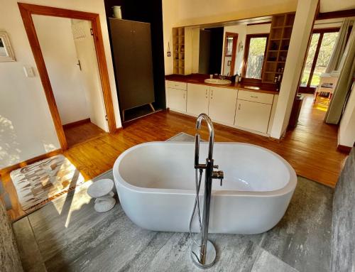 赫卢赫卢韦Imani Bush House & Silver Sky Chalet的浴室配有白色浴缸及水槽
