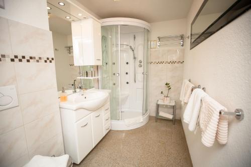 施奥弗灵克诺尔膳食公寓的带淋浴和盥洗盆的白色浴室