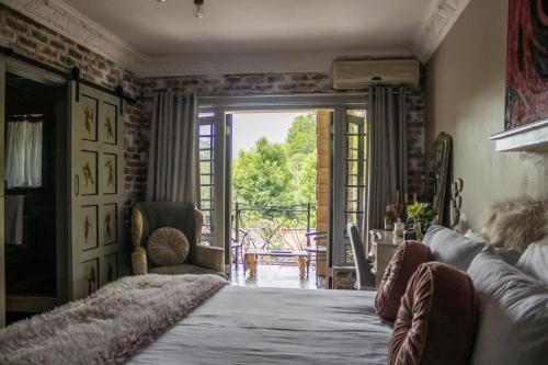 希尔克雷斯特La Casa Nostra Villa Rose Garden Bella的一间卧室设有一张床和一个滑动玻璃门