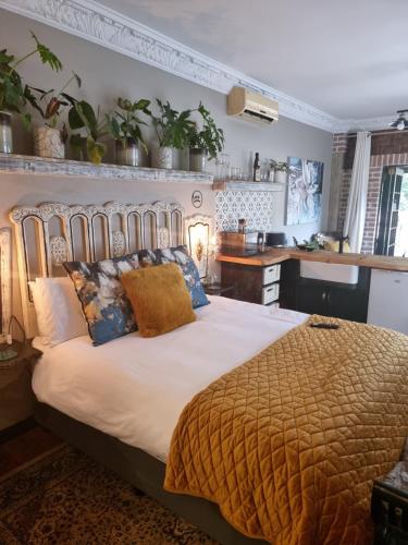 希尔克雷斯特La Casa Nostra Villa Rose Garden Carmella的一间卧室配有一张带枕头的大床