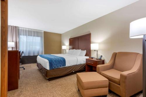 宾厄姆顿Comfort Inn Binghamton I-81的配有一张床和一把椅子的酒店客房