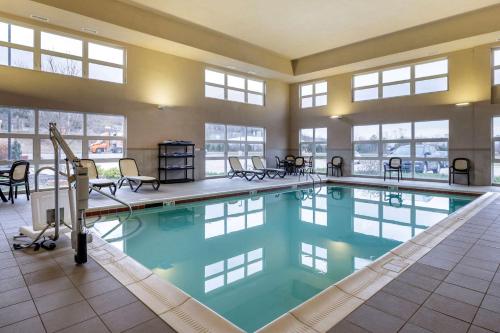 Wilder怀尔德江山套房旅馆的一座大型游泳池,位于一座带窗户的建筑内