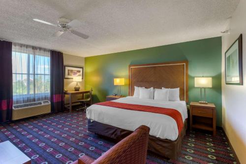 西瓦利城西瓦利康福特茵酒店 - 盐湖城南的一间设有大床和窗户的酒店客房