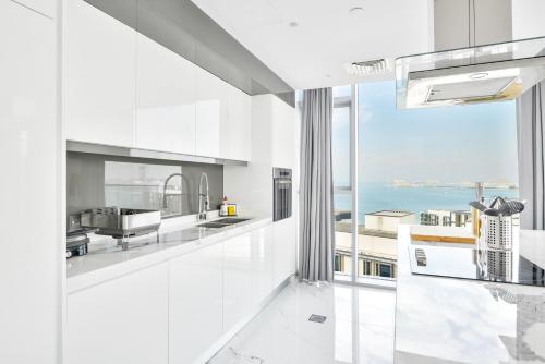 迪拜Luxurious 3 BR w maidroom in BLUEWATERS ISLAND的海景白色厨房
