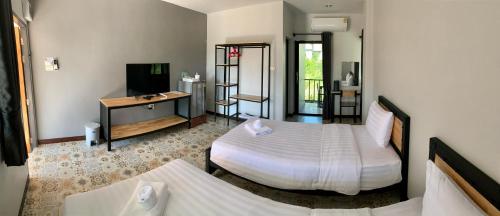 尖竹汶D-2 Home的酒店客房设有两张床和电视。