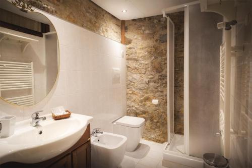 BrienzaLa Voce del Fiume Dimora di Charme的一间带水槽、卫生间和淋浴的浴室